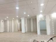 Sala en proceso de construcción con paredes en yeso y buena iluminación.